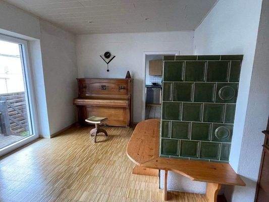 Großes Wohn-Esszimmer mit Kachelofen