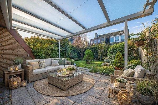 200-8721_ueberdachte_Terrasse_Sommer_ai