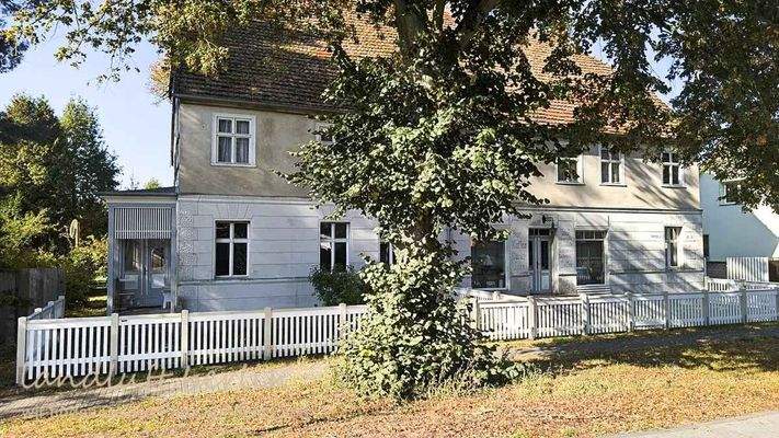 Straßenfassade nach Osten.jpg