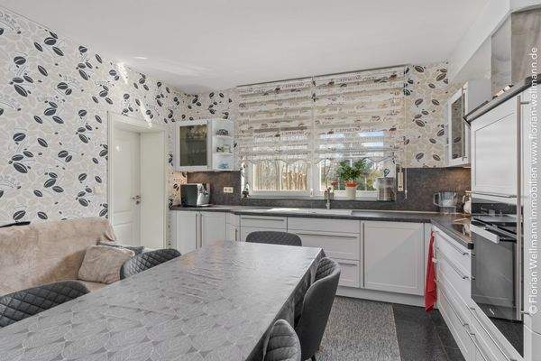 17,76 m² lichtdurchflutete Küche mit anliegendem HWR