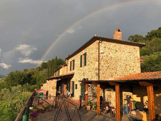 Hausansicht mit Regenbogen