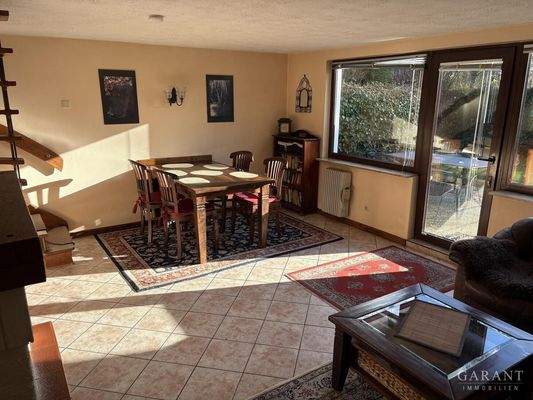 Sonniger Essplatz mit Terrassenzugang