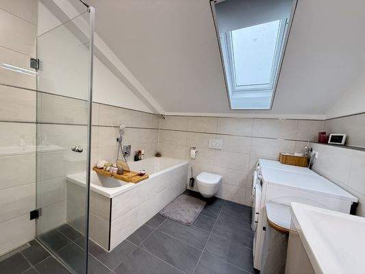 Badezimmer mit Wanne u. Dusche