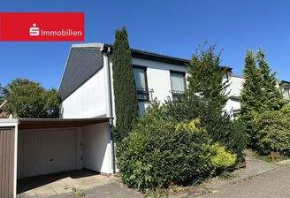 Einfamilienhaus, zweigeschossig, mit Carport u. Garage in verkehrsberuhigter guter Lage