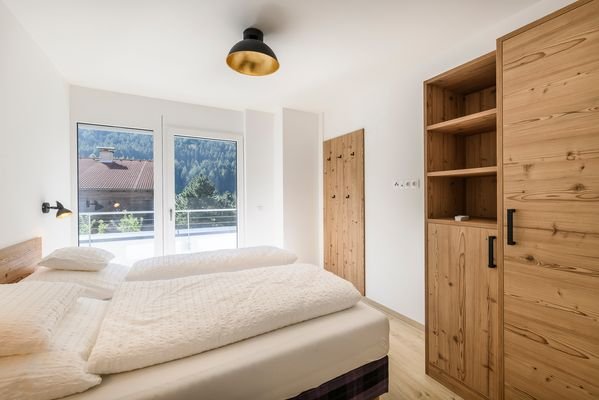 Schlafzimmer 1 mit Ausgang auf Balkon