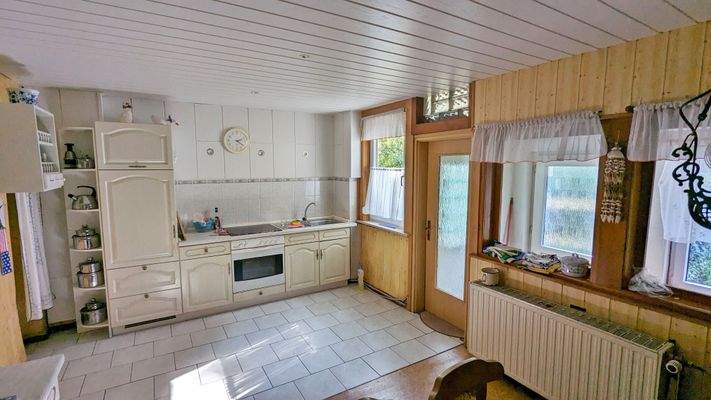 Küche mit Ausgang zum Grundstück