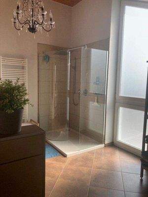 und mit Walk in Dusche