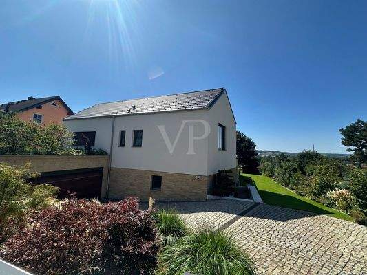 Blick in das Anwesen mit Garageneinfahrt