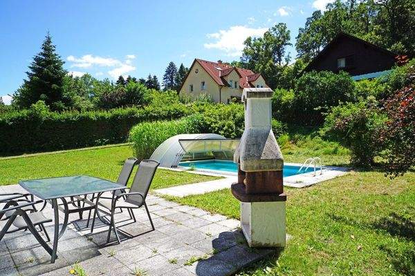 Gartenterrasse mit Grillkamin, Pool Richtung Süden