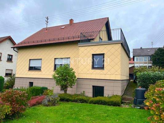 Rückseite Haus mit Terrasse