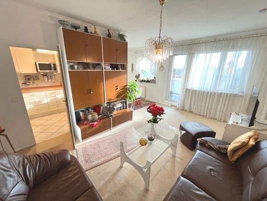 Wohnzimmer & Blick in die Küche