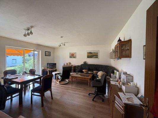 Wohnzimmer mit direktem Zugang zur Terrasse und in