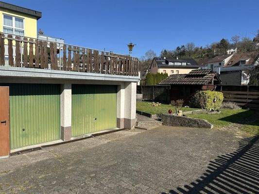 Hof mit zwei Garagen