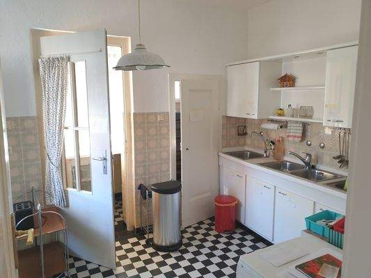 Küche mit Speisekammer