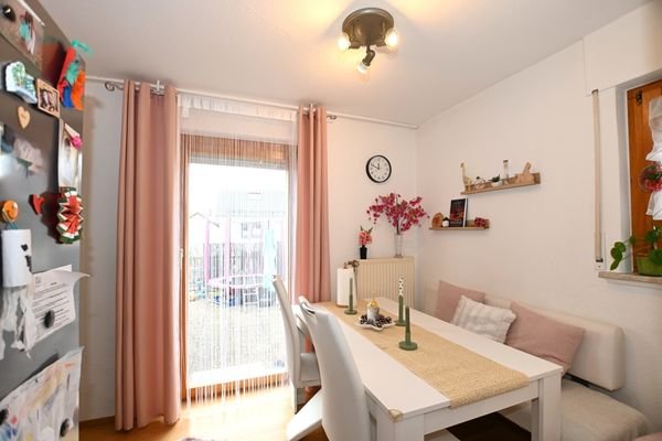 Esszimmer mit Austritt auf Terrasse