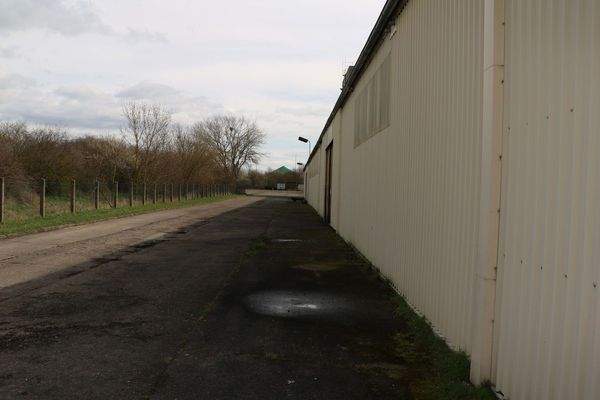 Freigelände entlang Halle 1