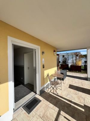 Eingang u. Terrasse ELW