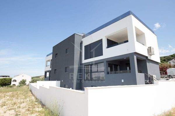 Bezauberndes Erdgeschoss mit eigenem Pool und Garten