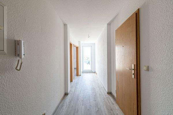 Flur mit Zugang zum Balkon