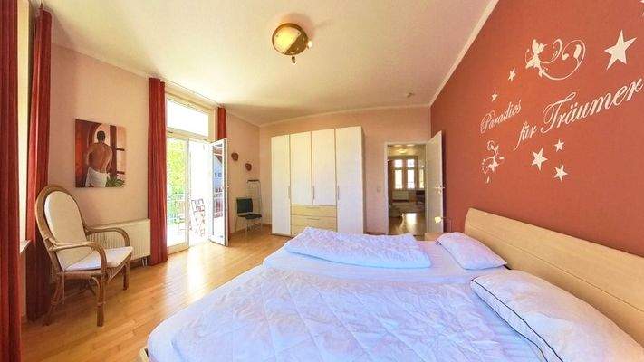 Schlafzimmer, Zugang zur Lodgia mit südlichem Gartenblick