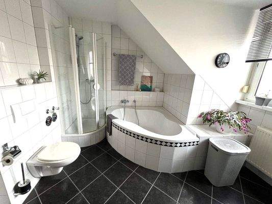 Tageslichtbad mit Dusche und Wanne