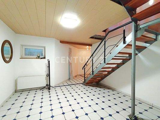 Der gepflegte Treppenbereich im Untergeschoss