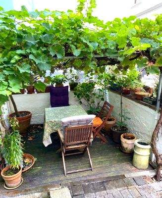 Die ruhige Laube im Innenhof mit Weinreben 