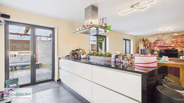 Küche mit Zugang zur Terrasse 