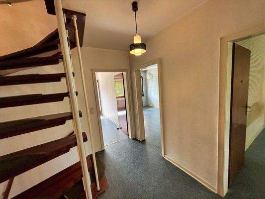 Treppenhaus 1. OG mit Zugang zum ausgebauten DG