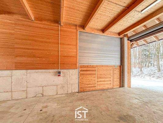 Lagerhalle mit elektrischem Sektionaltor