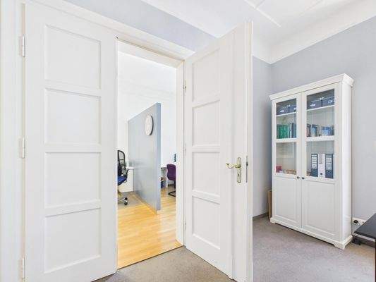 Flügeltüren zum Empfangsbereich