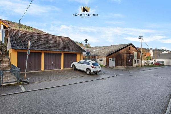 ...Garagen mit Stellplätzen...