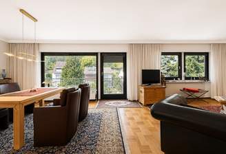 Essbereich mit Zugang zum Balkon
