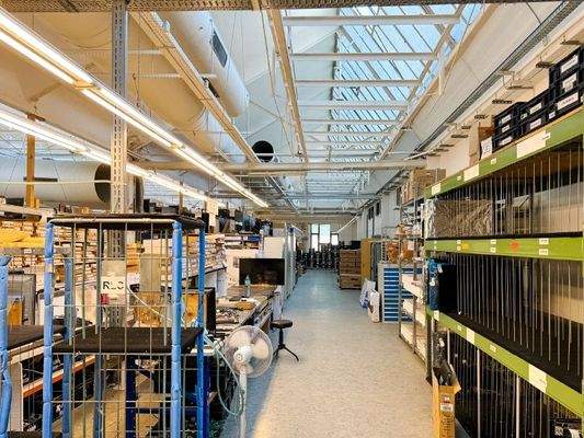 In einer Gewerbehalle (1)