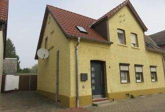 Straßenansicht vom Wohnhaus mit Zufahrt