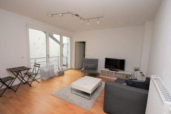 Wohnzimmer mit offener Küche