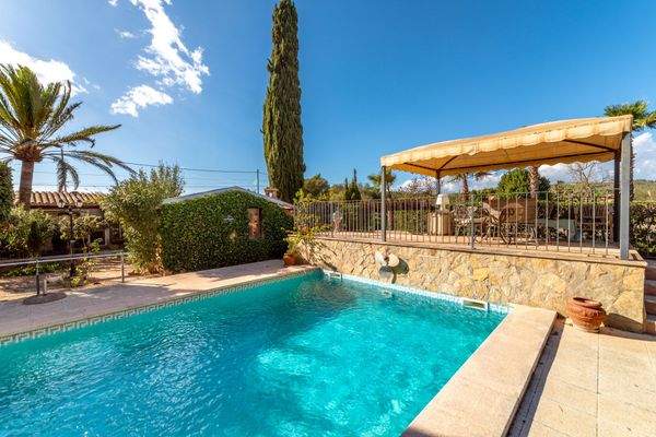 Pool und Sonnenterrasse