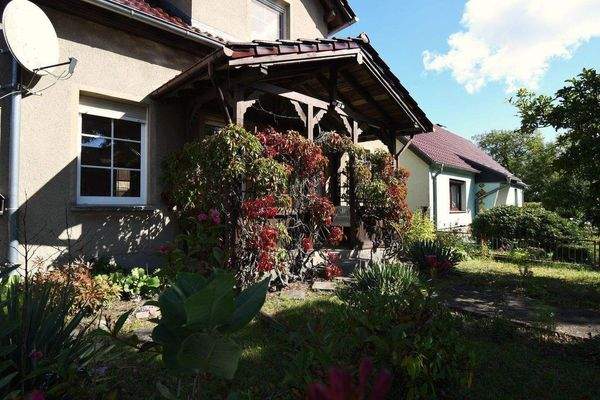 Kleine Terrasse vorm Haus