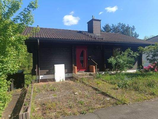 Vorderfront mit Abstellplatz