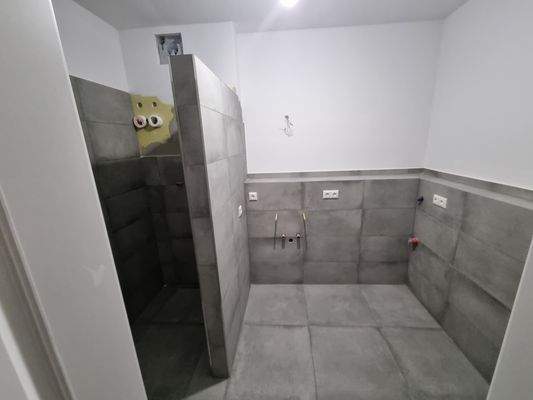 Bad mit Boden ebener Dusche