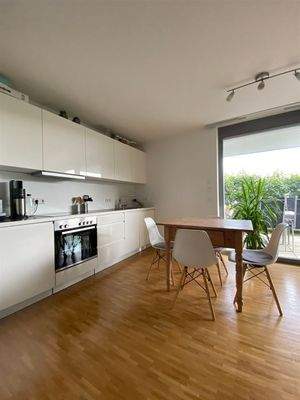 ... mit der offenen Küche und dem. Essbereich