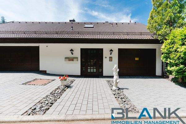 Eingansbereich mit Doppel- und Einzelgaraje