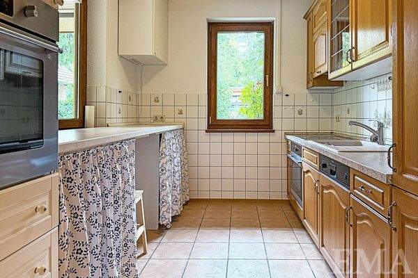 Küche mit Einbauküche