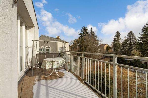 Großzügiger und sonniger Balkon mit Süd-Ost-Ausrichtung