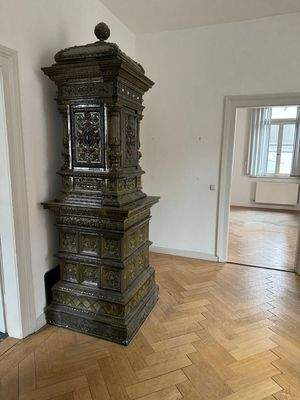 historischer Kachelofen im EG