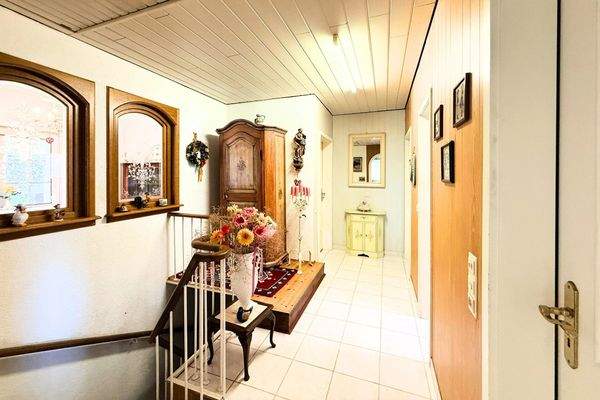 Flur mit Treppe in den Keller