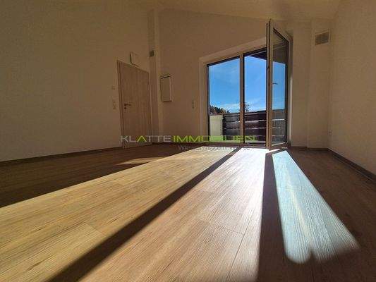 DG Wohn-Essküche 03b mit Zugang zum Südbalkon