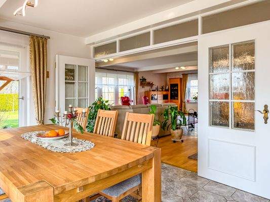 7. Essbereich mit Zugang zur Terrasse.jpg