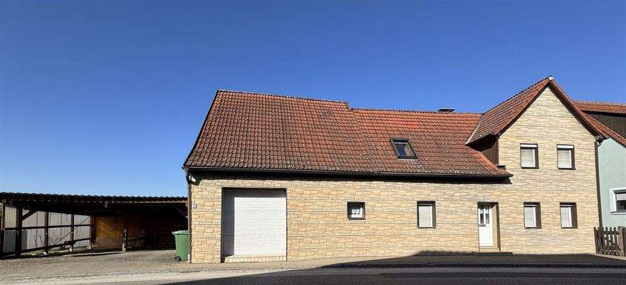 Haus mit Scheune und Carport