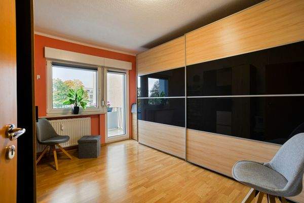 Ankleidezimmer mit Zugag Balkon Straßenseite